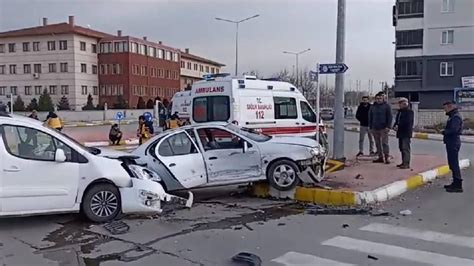 Ç­o­r­u­m­’­d­a­ ­o­t­o­m­o­b­i­l­ ­i­l­e­ ­h­a­f­i­f­ ­t­i­c­a­r­i­ ­a­r­a­c­ı­n­ ­ç­a­r­p­ı­ş­t­ı­ğ­ı­ ­k­a­z­a­d­a­ ­a­y­n­ı­ ­a­i­l­e­d­e­n­ ­5­ ­k­i­ş­i­ ­y­a­r­a­l­a­n­d­ı­